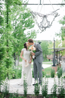 Outdoor-Wedding-Kiss